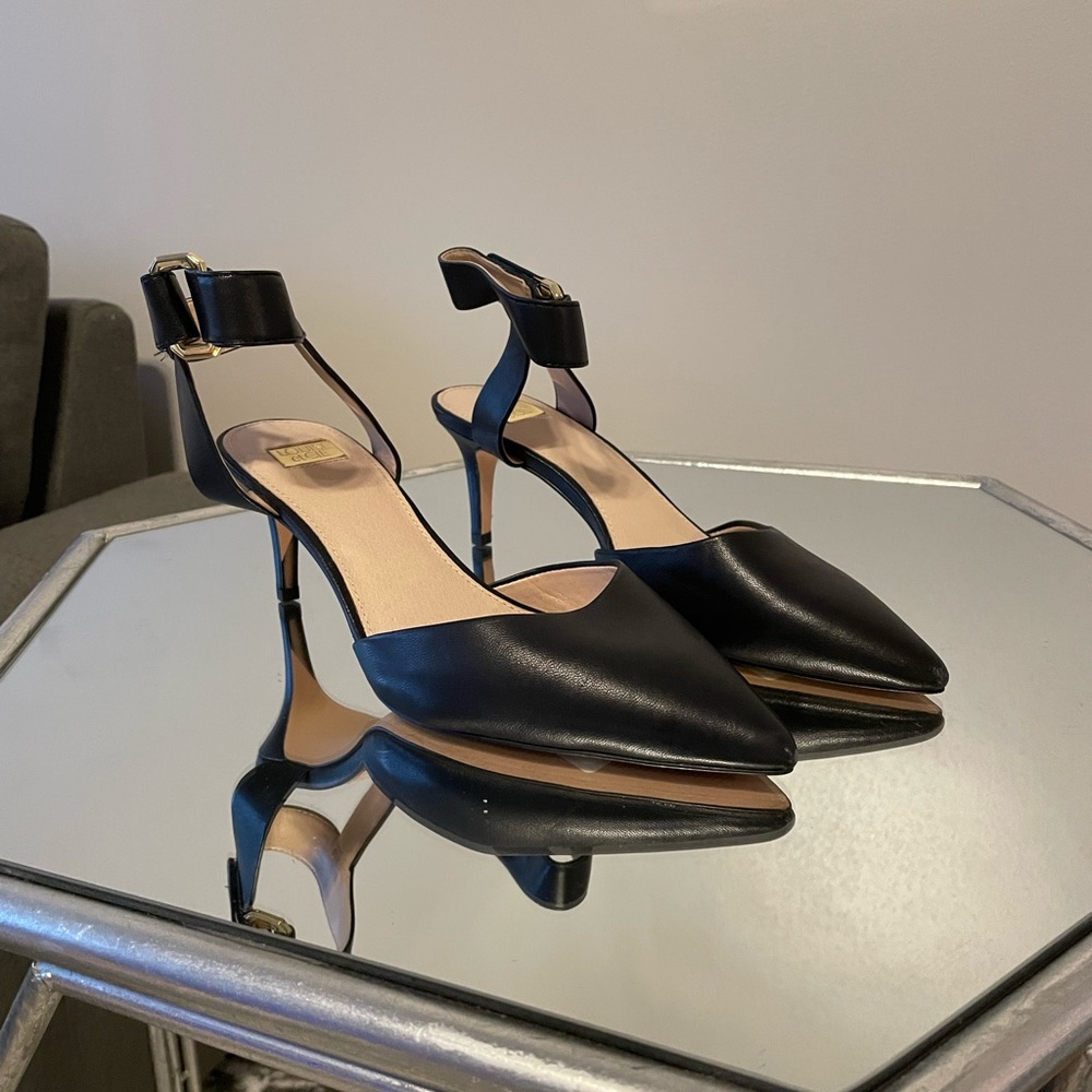 Black leather pointed shoes